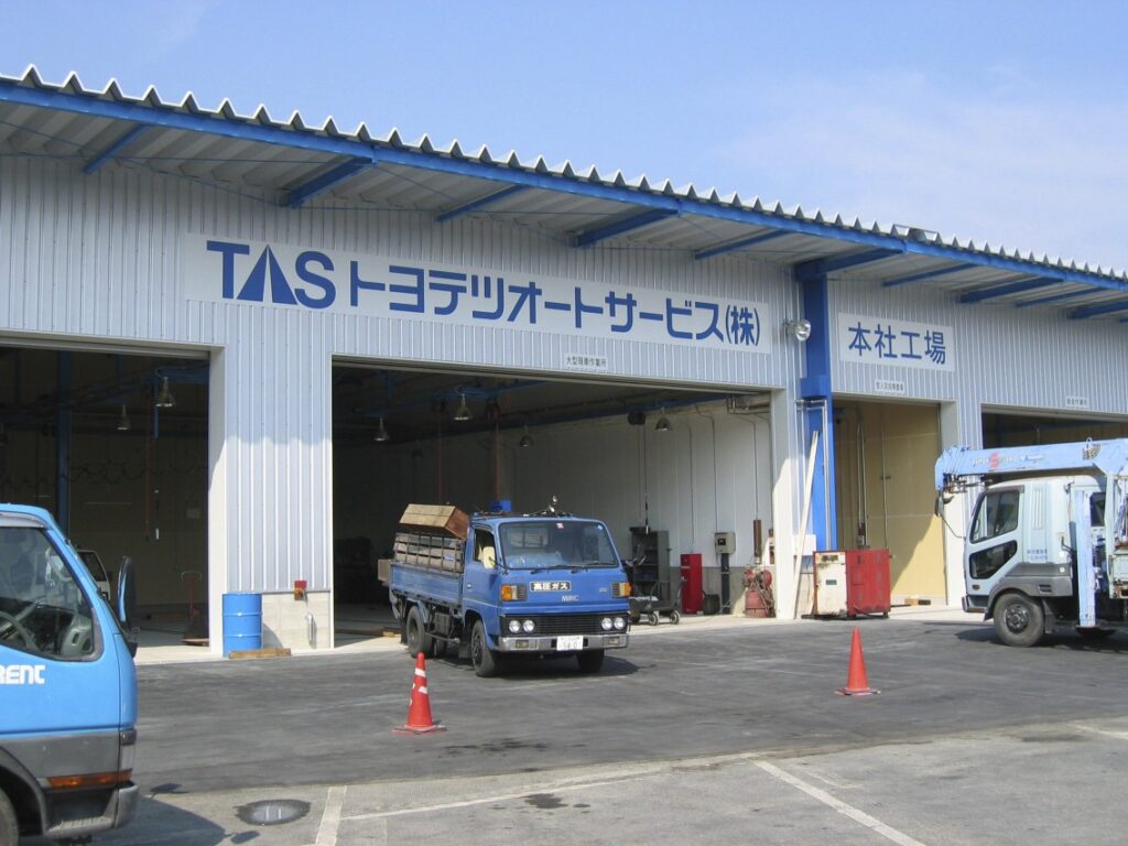 トヨテツオート　壁面看板